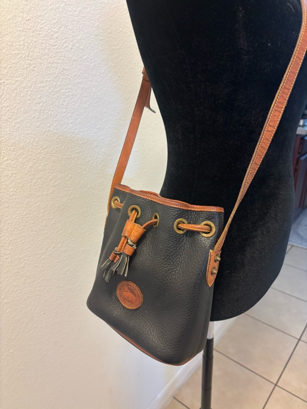 Dooney & Bourke Leather Bucket Bag Crossbody Black Tan